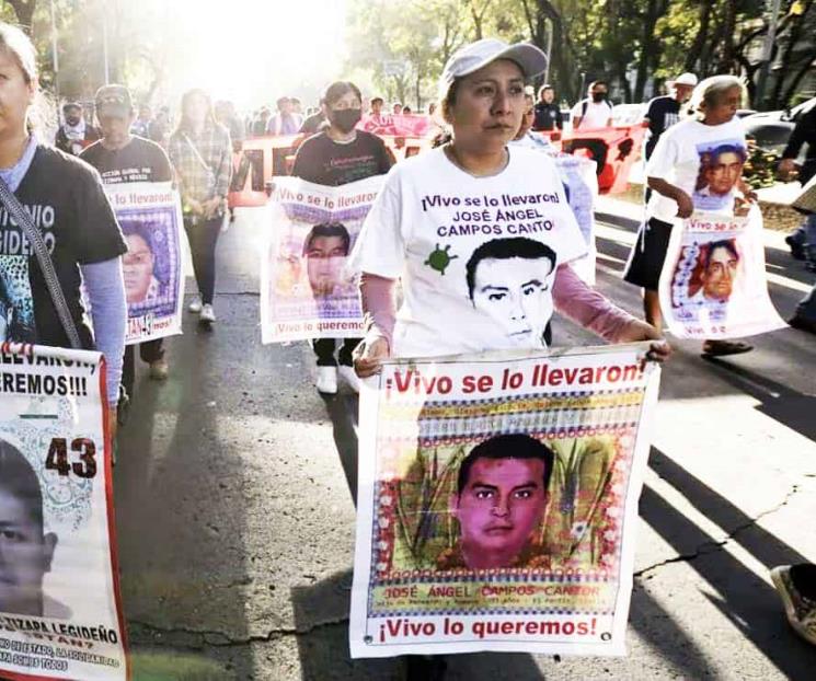 Marchan familiares de los 43 por la liberación de militares