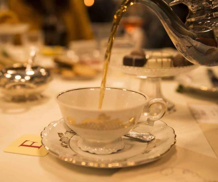 Molesta a británicos científica que transforma sabor del té