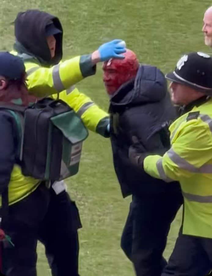 Violencia en las gradas en partido de futbol en Inglaterra
