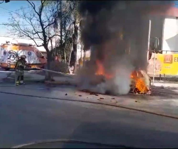Acaba incendio con vehículo