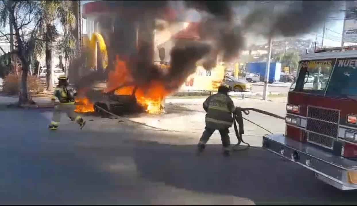 En cuestión de minutos, un vehículo fue consumido por las llamas tras incendiarse ayer, en la calle Sendero Sur en su cruce con la Avenida Lázaro Cárdenas, en la Colonia Valle del Marqués, al sur de Monterrey.