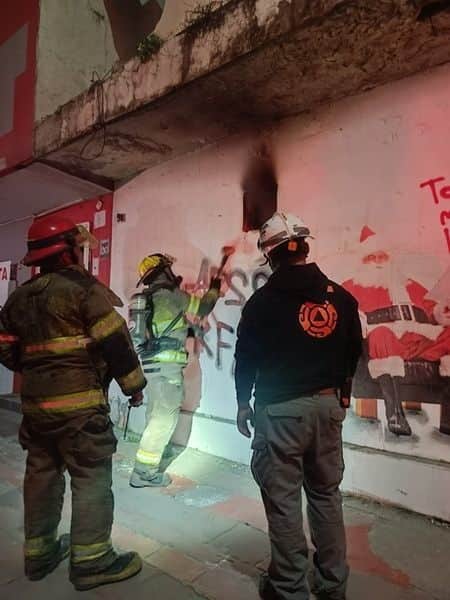 El incendio de basura en el interior de un negocio abandonado, llevó a que arribaran al lugar elementos de Bomberos de Nuevo León y Protección Civil del Estado, municipal, y policía municipal, ayer en el centro de Monterrey.