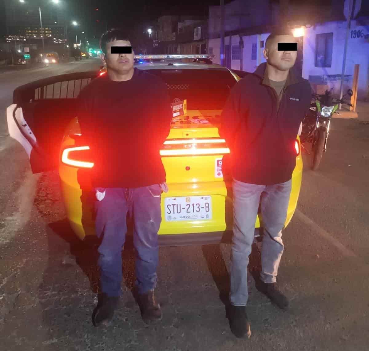 Luego que ingresaron a una tienda de conveniencia para presuntamente apoderarse de dinero en efectivo, dos hombres fueron detenidos por oficiales de la Policía de Monterrey, tras activarse el botón de alerta, ayer en la colonia 10 de marzo.