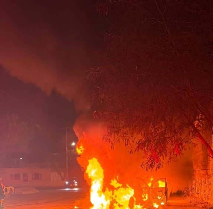 En cuestión de minutos una camioneta se incendió, sin que se reportaran lesionados, la madrugada de ayer en la Colonia San Martín, al norte del municipio de Monterrey.