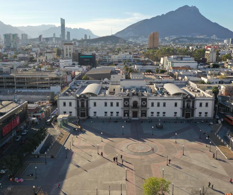 Está El Colegio Civil de manteles largos