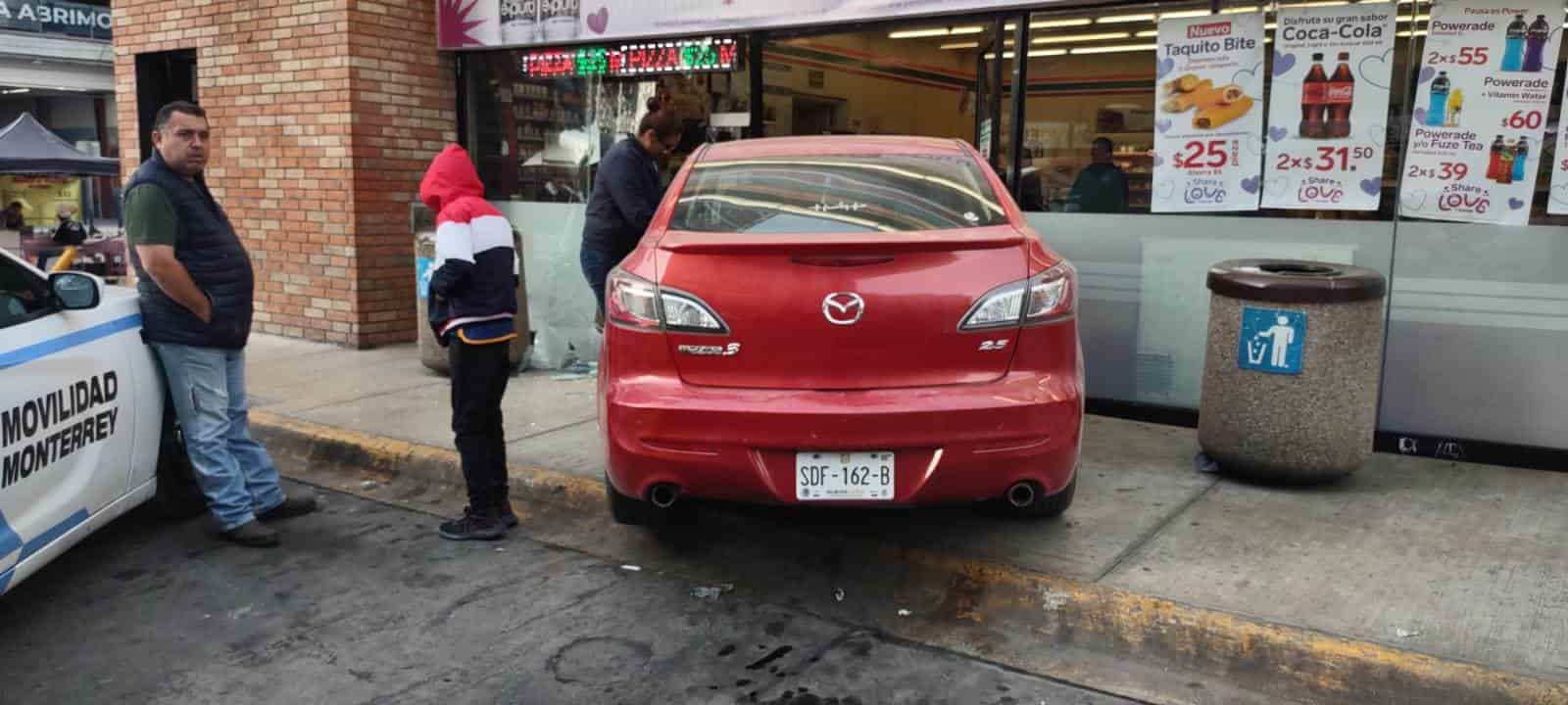 Después de confundirse de pedal y en lugar de frenar aceleró, la conductora de un vehículo se estrelló en la fachada de una tienda de conveniencia, ayer en el cruce de la Avenida Pino Suárez y Ocampo, centro de Monterrey.