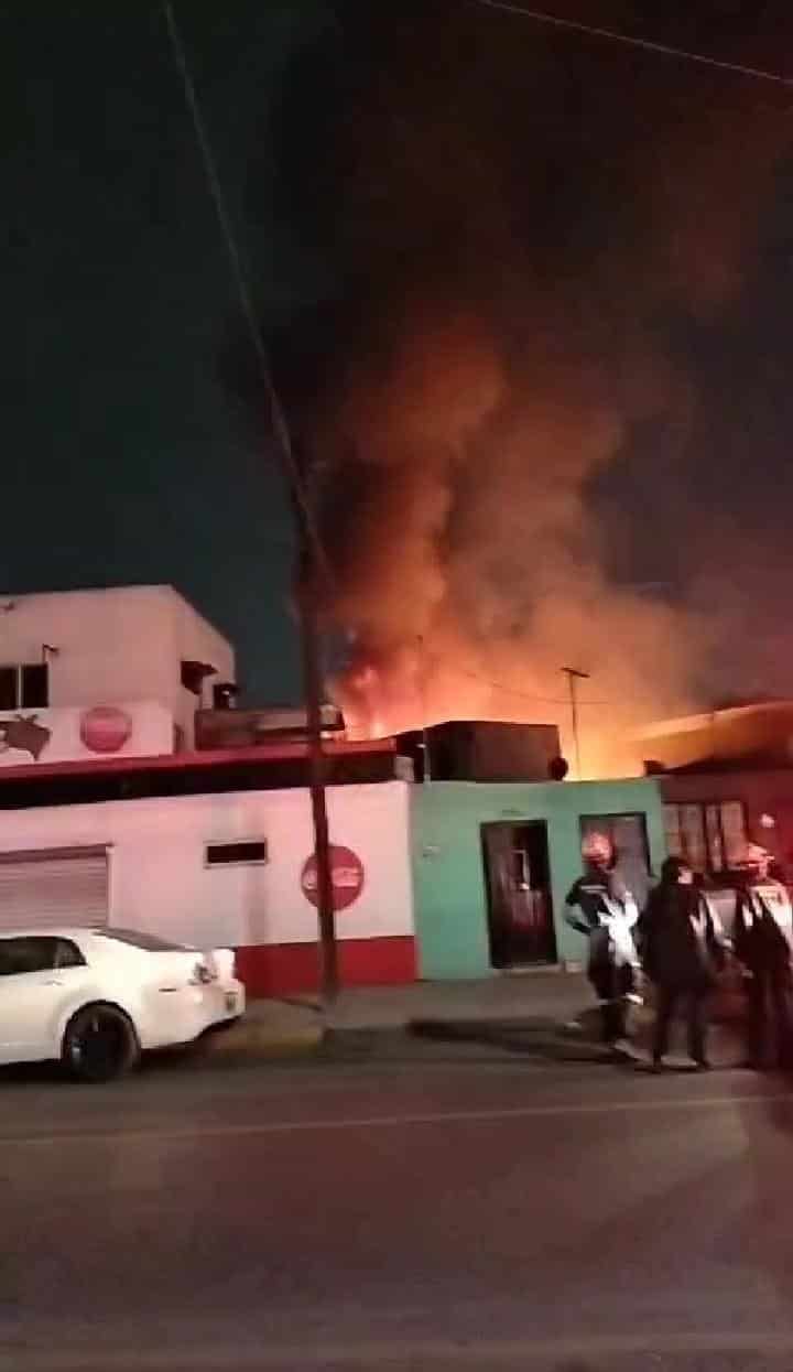 El incendio de una casa habilitada como carpintería, movilizó a elementos de Bomberos de Nuevo León y Protección Civil, quienes evacuaron de manera preventiva a 10 personas, la madrugada de ayer en la Colonia Progreso, en Monterrey.