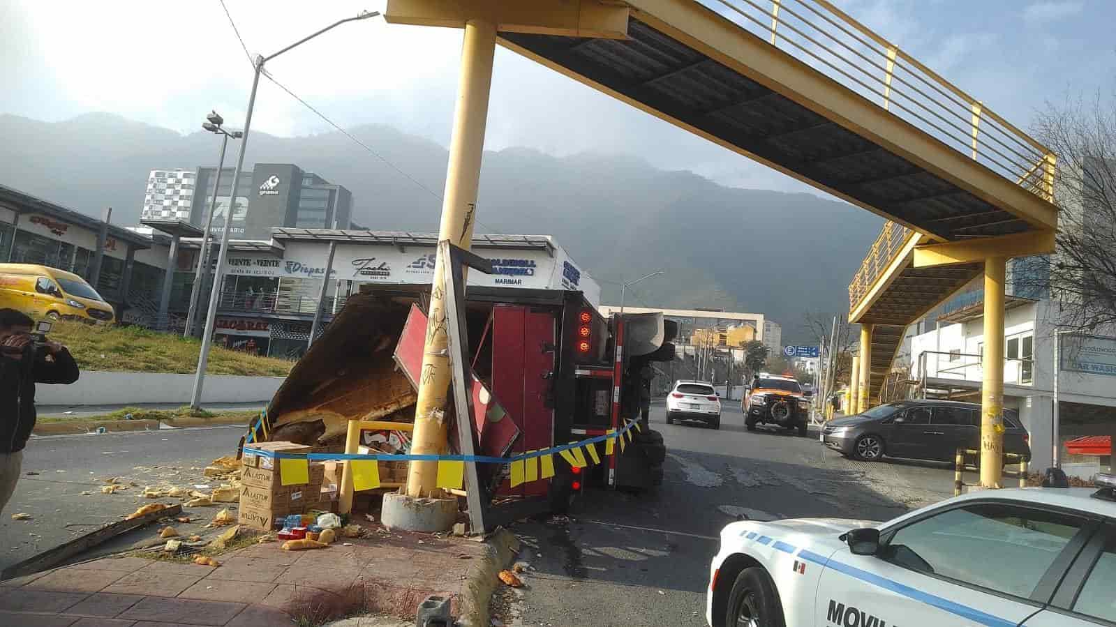El conductor de un camión de carga resultó lesionado luego de volcarse, ayer en la Avenida Lázaro Cárdenas, a la altura de la Colonia Galerías Valle Oriente, en Monterrey.