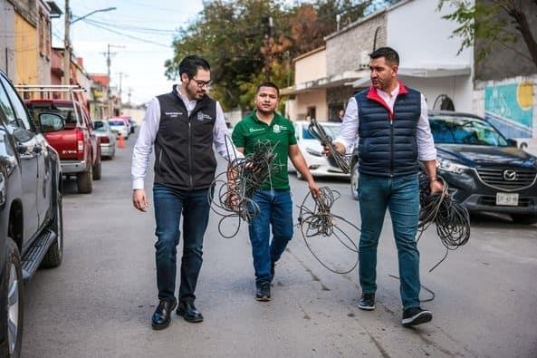 Siguen retirando cables en desuso en Santiago