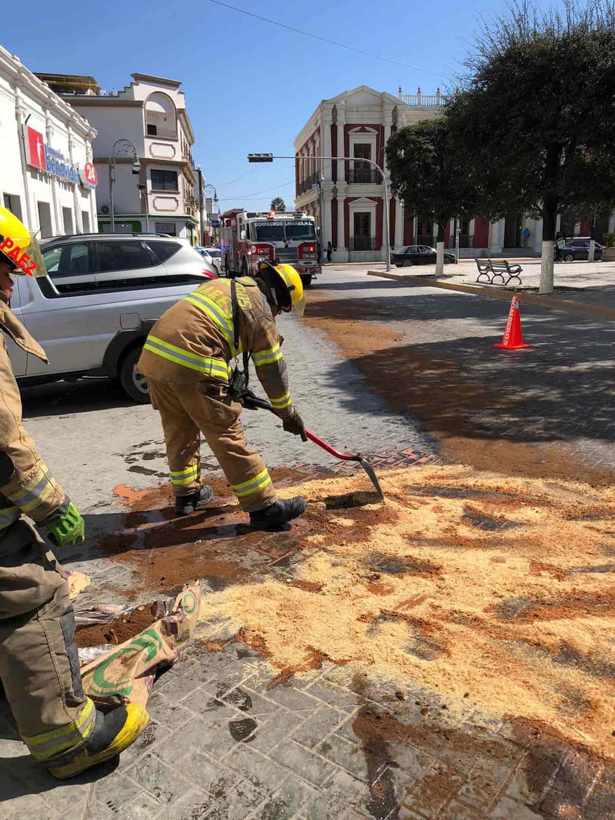 Elementos de la Central de Bomberos de Linares, realizaron un operativo para limpiar el derrame de diesel y aceite, en pleno centro de esta ciudad.