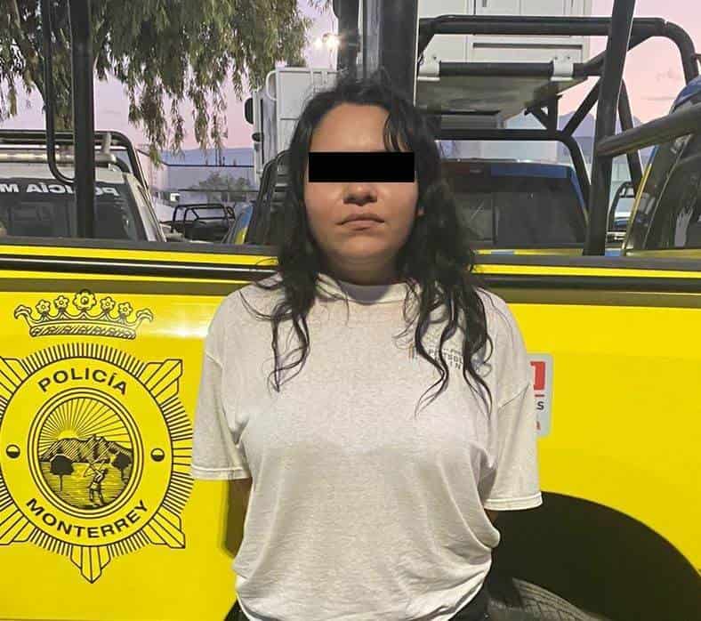 Con un arma de fuego en su poder, así como cinco bolsas con hierba verde similar a la marihuana, una pareja fue detenida por oficiales de la Policía de Investigación de Monterrey, en el centro de la ciudad.