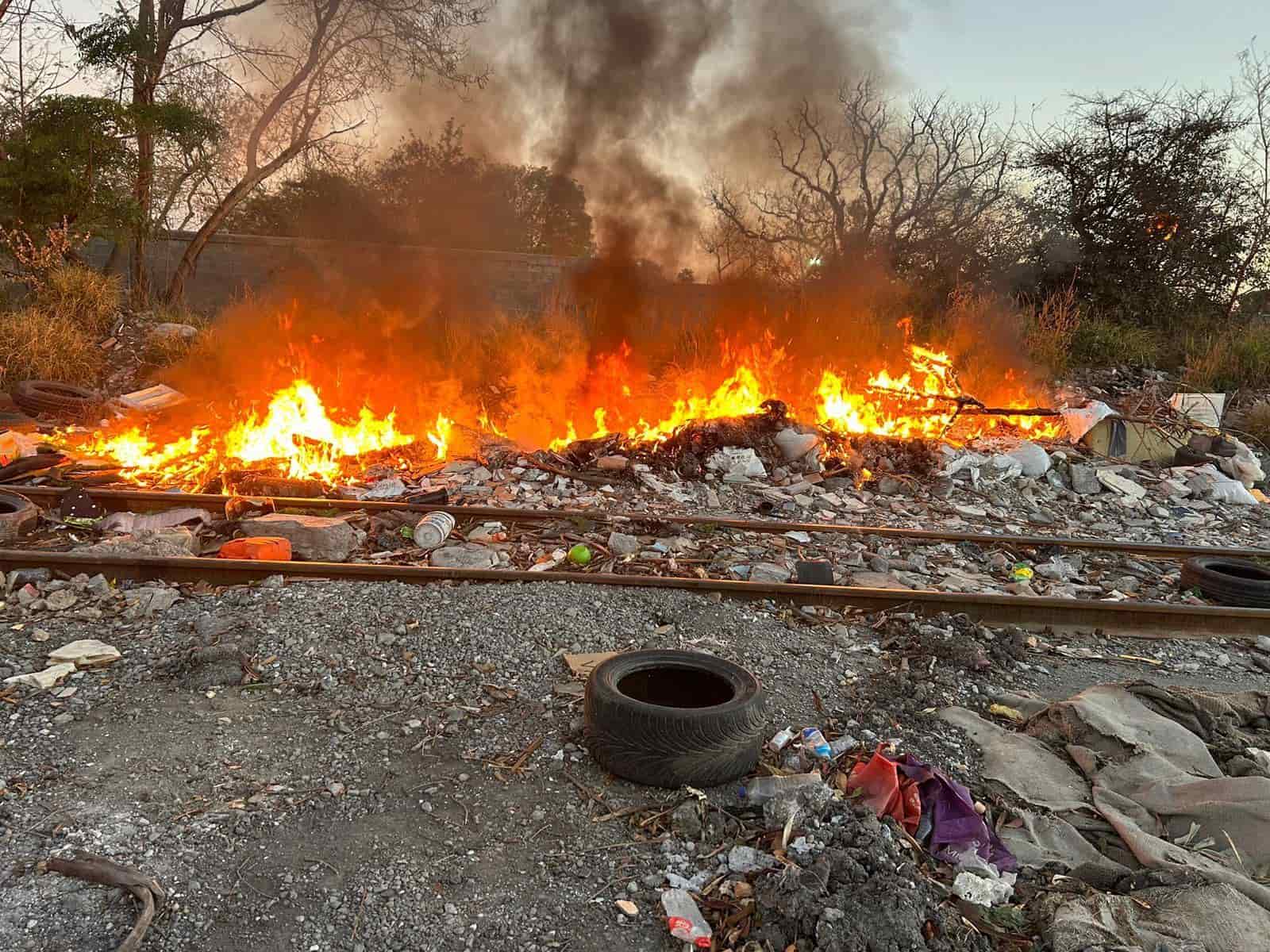 El incendio de basura junto a la vía del tren en la Colonia Moderna, movilizó esta mañana a elementos de Protección Civil y Bomberos de Nuevo León.