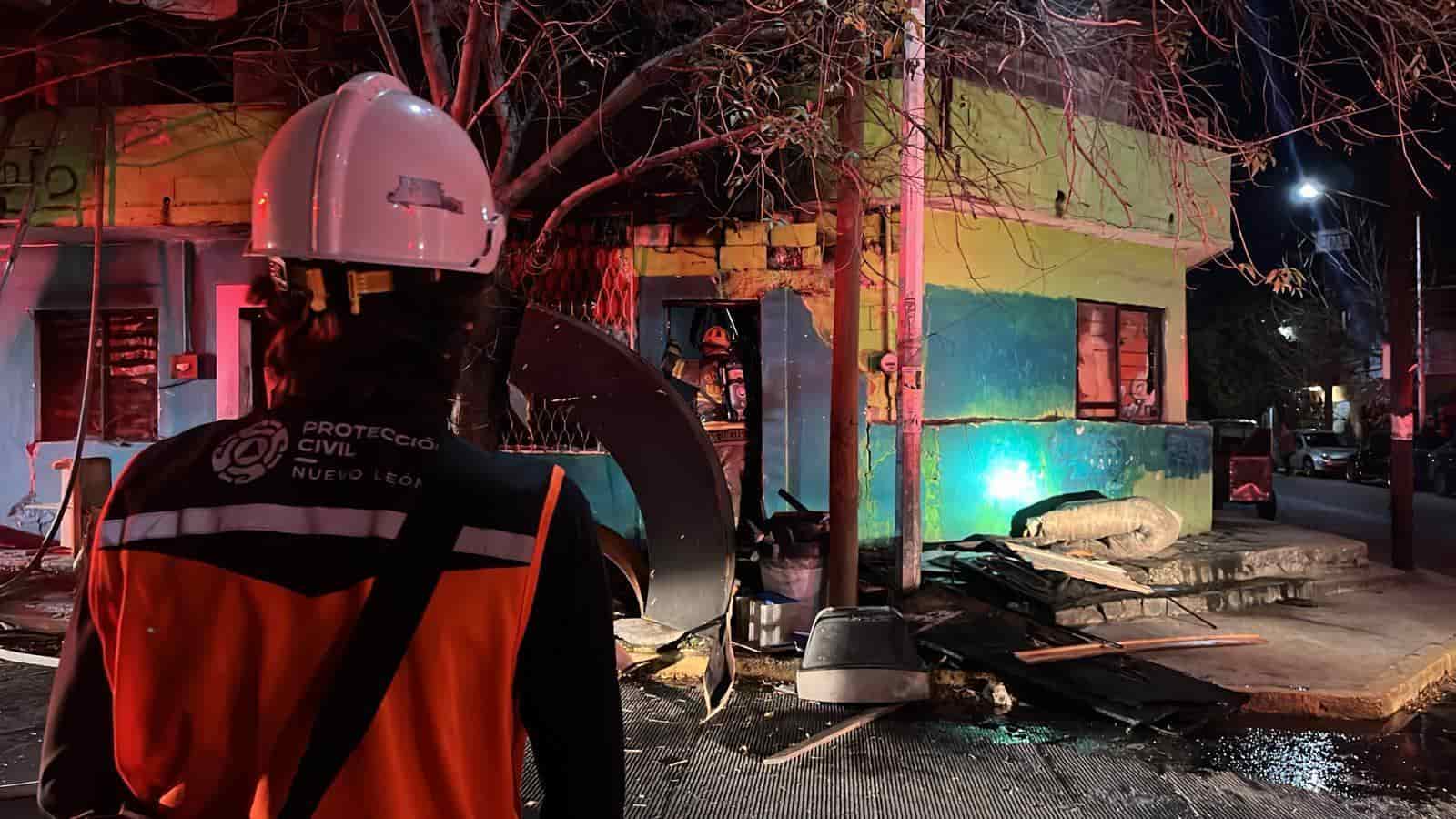 El incendio de un domicilio, el cual presuntamente fue provocado, movilizó a elementos de rescate en la Colonia Independencia, esta madrugada al sur de Monterrey.