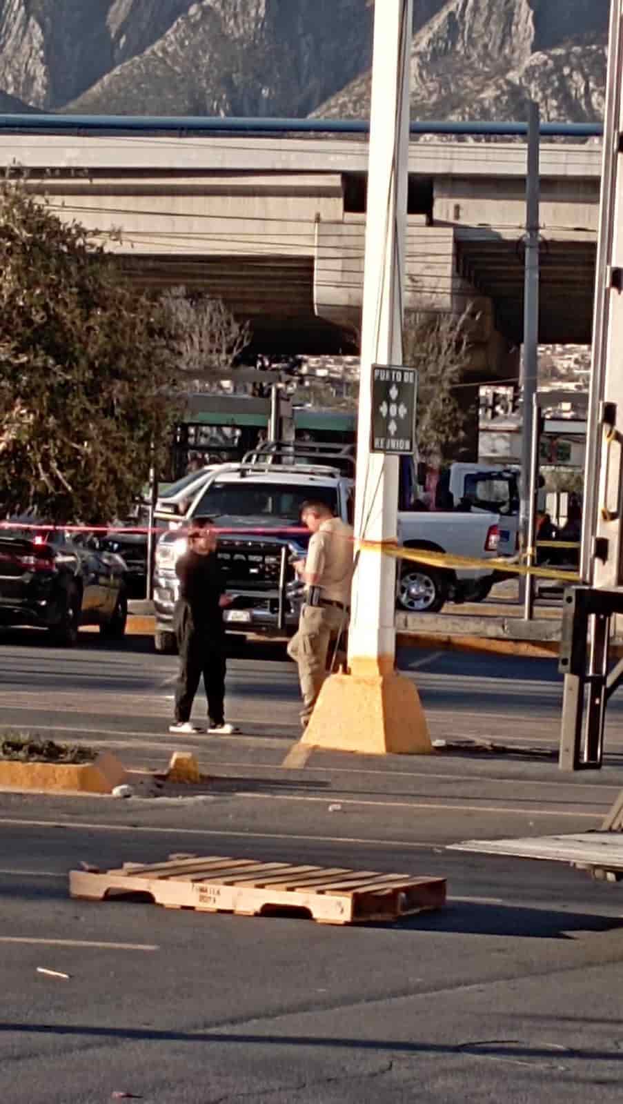 Por un incidente vial un joven que viajaba con su esposa fue ejecutado a balazos por un motosicario, en el estacionamiento de un centro comercial en Santa Catarina.