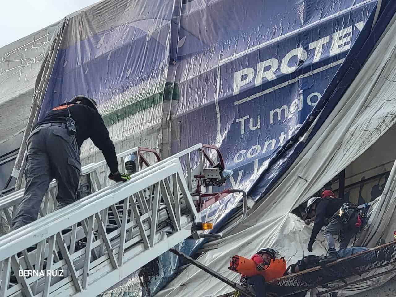 Un trabajador resultó lesionado luego de sufrir una descarga eléctrica mientras trabaja en un panorámico, esta tarde a la altura de la Estación Plutarco Elías Calles, al poniente de Monterrey.