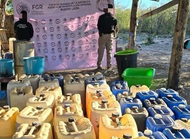 Después de la detención de tres personas con armas, 14 kilos de mentanfetamina, cartuchos hábiles y equipo táctico en el municipio de Doctor González, se realizó un cateo en un inmueble de esa misma localidad en donde se aseguró armas de fuego, casi mil cartuchos y una granada.