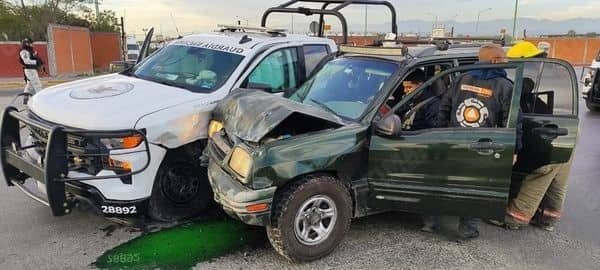 Un saldo de tres lesionados dejó un choque entre dos camionetas, una de ellas de la Guardia Nacional, en la Carretera a Reynosa frente a la refinería de Pemex, ayer  en el municipio de Cadereyta Jiménez.
