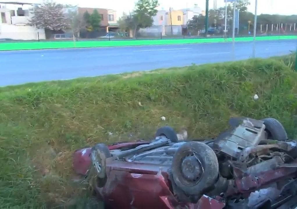 En el fondo de un canalón terminó el conductor de un vehículo tras volcarse ayer en la Autopista al Aeropuerto, municipio de Apodaca.