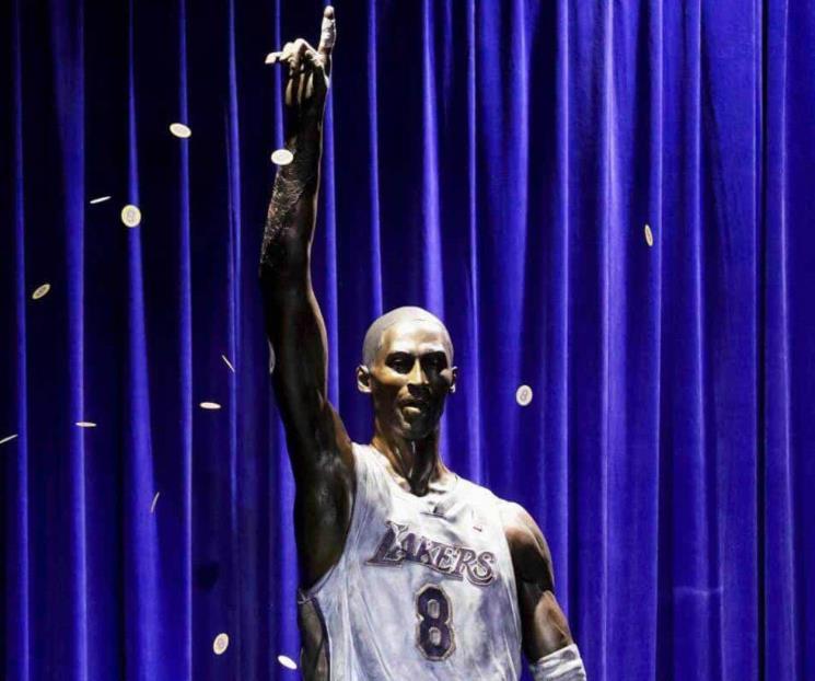 Presentan los Lakers la primera estatua de Kobe
