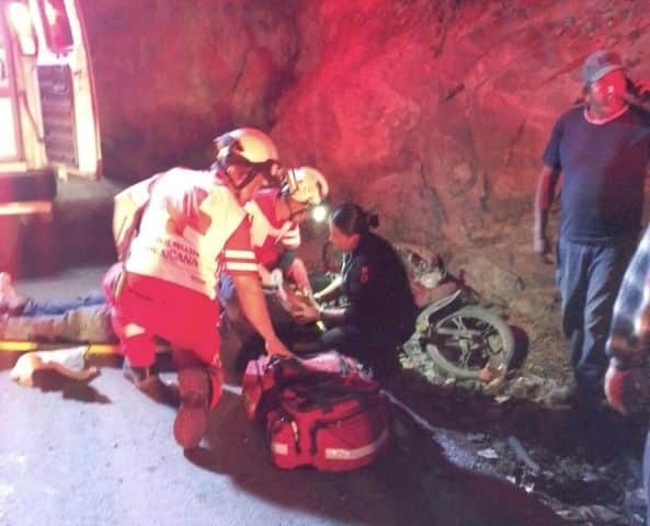 El conductor de una motocicleta resultó lesionado luego de caer y estrellarse contra una pared, en la Carretera Nacional, municipio de Allende.