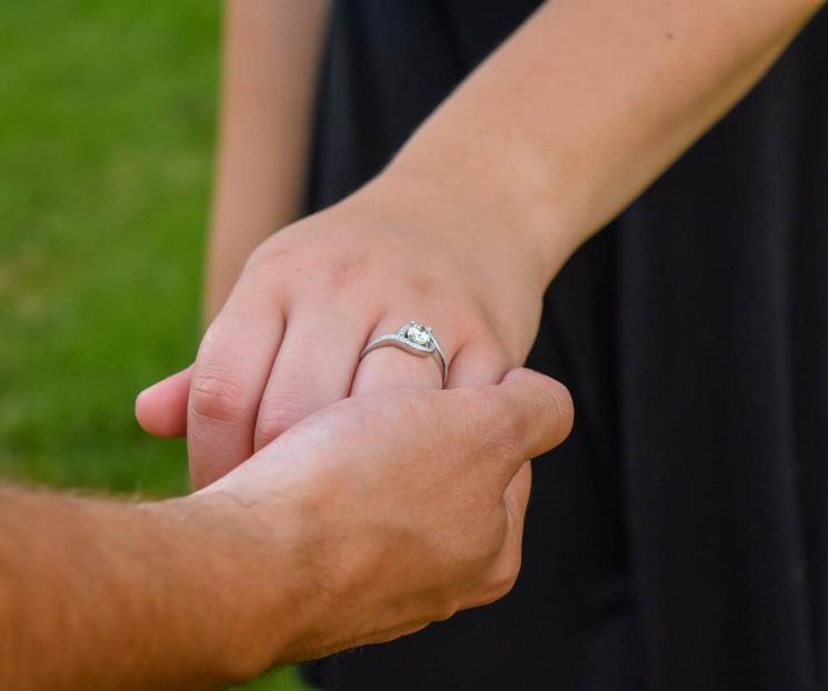 La historia del anillo de compromiso, un símbolo de amor vigente