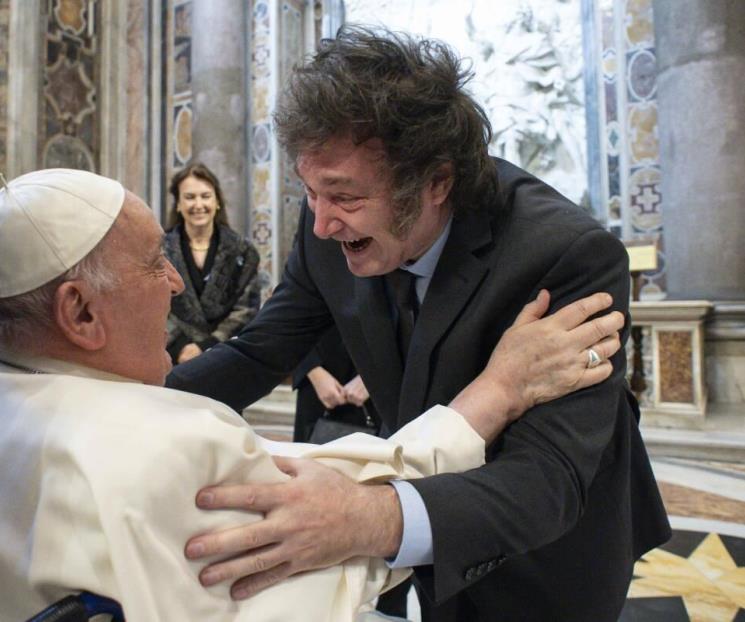 Saluda Javier Milei al Papa Francisco con un abrazo en el Vaticano