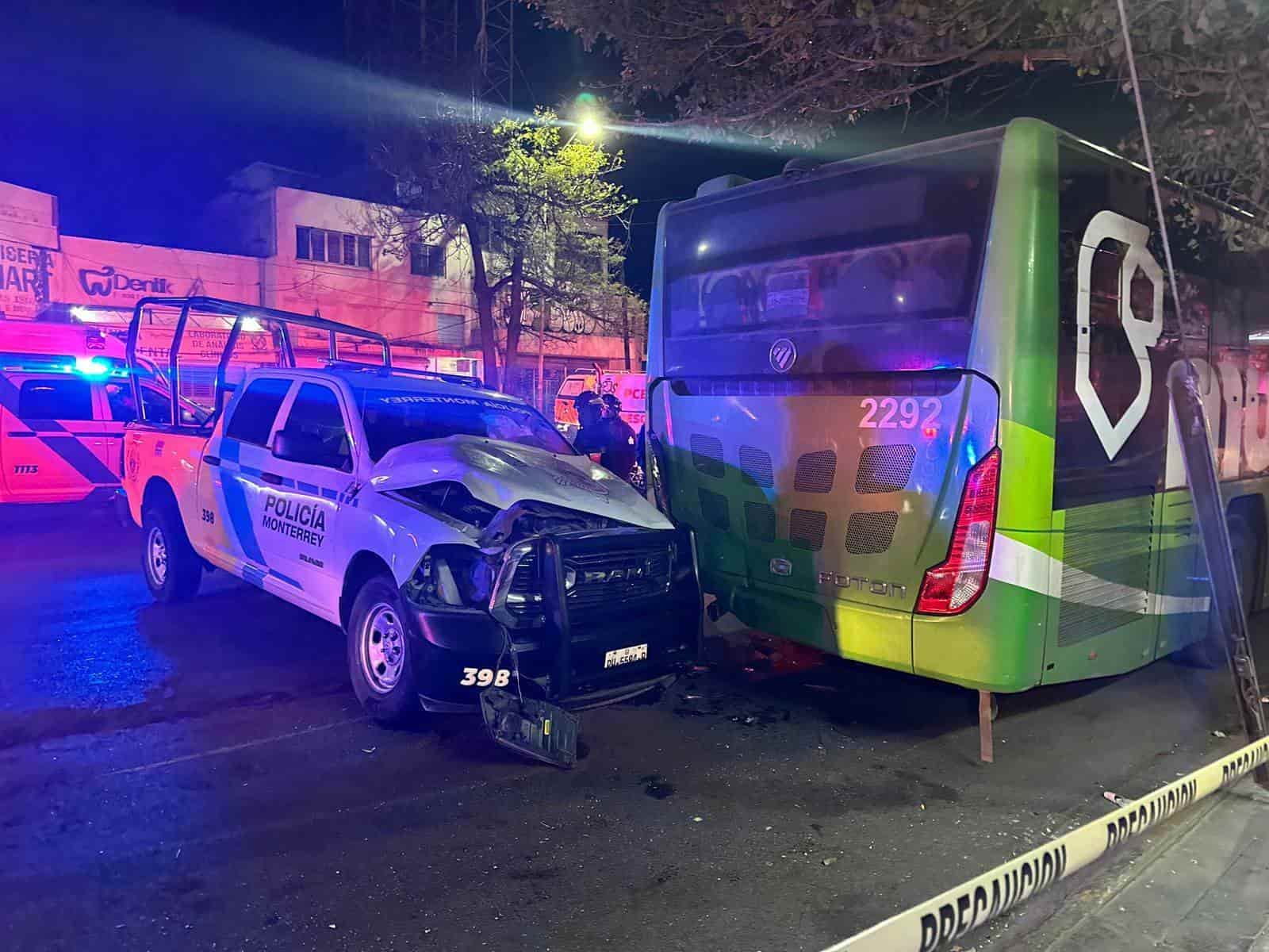 Dos elementos de la Secretaría de Seguridad y Protección a la Ciudadanía de Monterrey resultaron lesionados luego ser chocada su patrulla por un transporte urbano de la Ruta 109, en el centro de la ciudad.