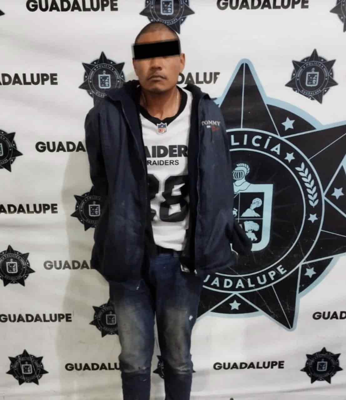 Un motociclista que portaba un arma de fuego y droga, además de presuntamente haber participado en hechos delictivos en Guadalupe y la zona metropolitana de Monterrey, fue detenido por la Unidad de Investigación Criminal en la Colonia Crispín Treviño, en Ciudad Guadalupe.