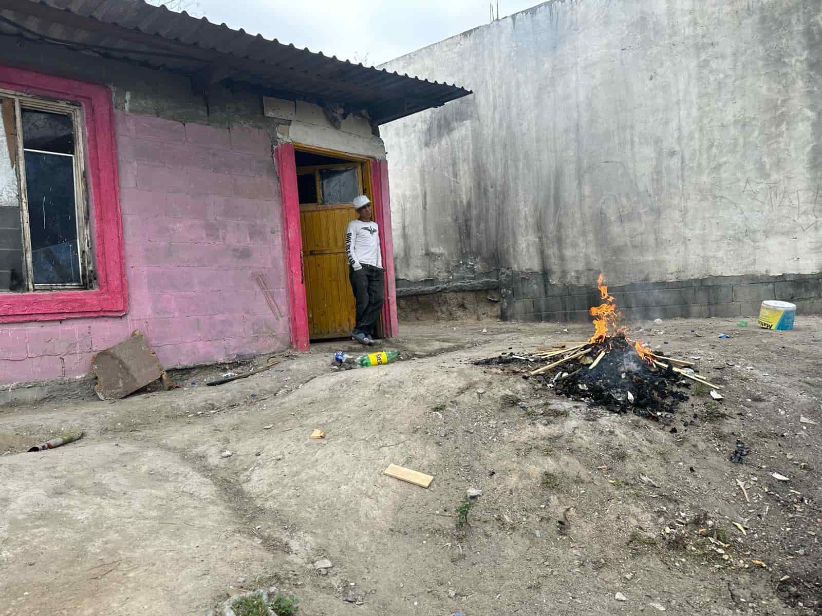 Tras ser detenido por quemar basura en la vía pública, un hombre multado con 3 mil 774 pesos, en el municipio de Escobedo.
