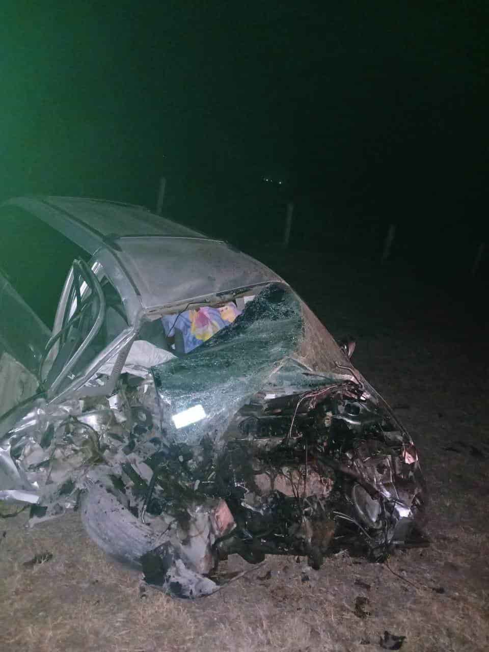 El conductor de una camioneta falleció luego de chocar contra un tráiler, la noche del miércoles en la Carretera a Laredo, municipio de Sabinas Hidalgo.