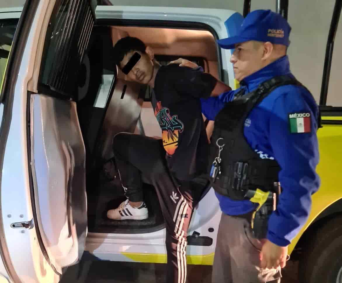Con machete en mano, un joven amenazó y asaltó a un peatón, para luego ser arrestado por oficiales de la Policía de Monterrey, en la colonia Garza Nieto.