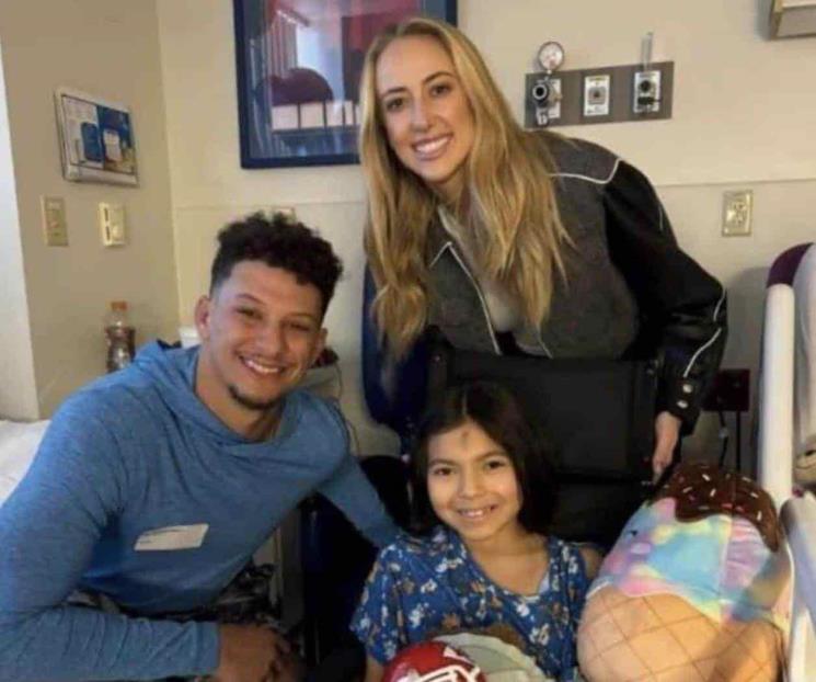 Visitan Patrick Mahomes y su esposa a niños en hospital de Kansas