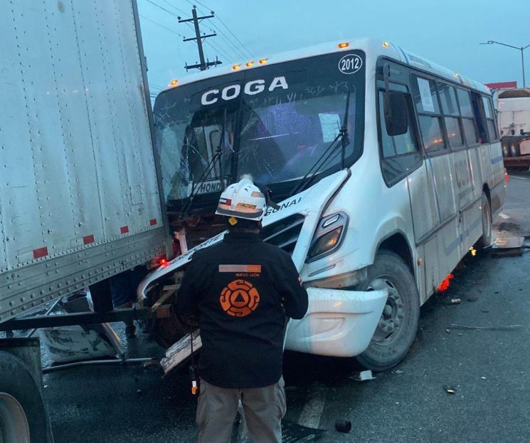 Deja choque entre camión de personal y tráiler 11 heridos en Apodaca