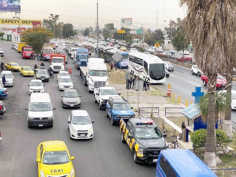 Liberan vialidades transportistas tras 7 horas de bloqueos