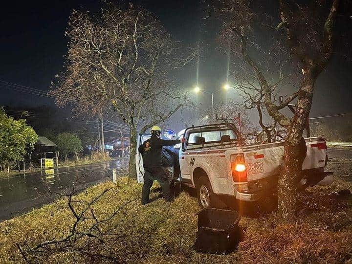 Después de perder el control de su camioneta, un automovilista se estrelló contra un árbol, la noche del jueves en la Carretera Nacional, municipio de Allende.