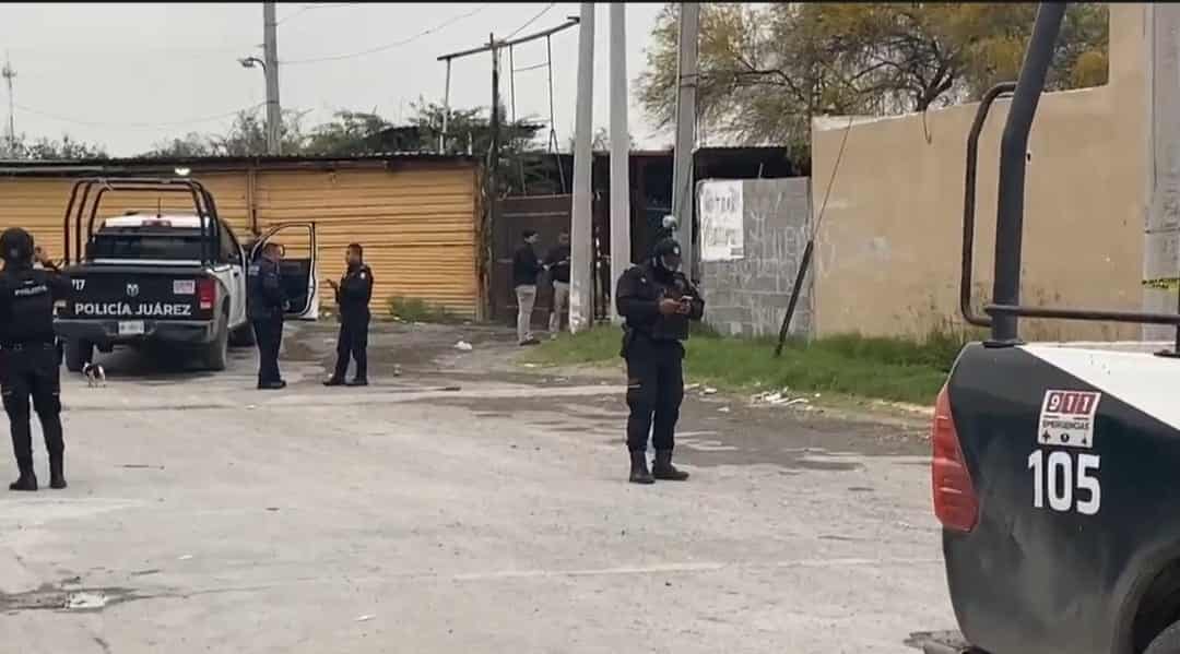 El cuerpo de un joven sin vida y con impacto de arma de fuego, fue abandonado en una brecha, en Juárez.