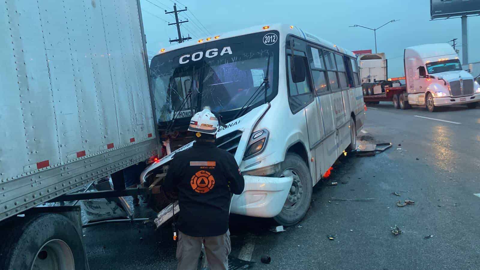 Un saldo de 11 lesionados dejó el choque por alcance de un transporte de personal contra un tráiler, ayer en la Carretera a Laredo, municipio de Apodaca.