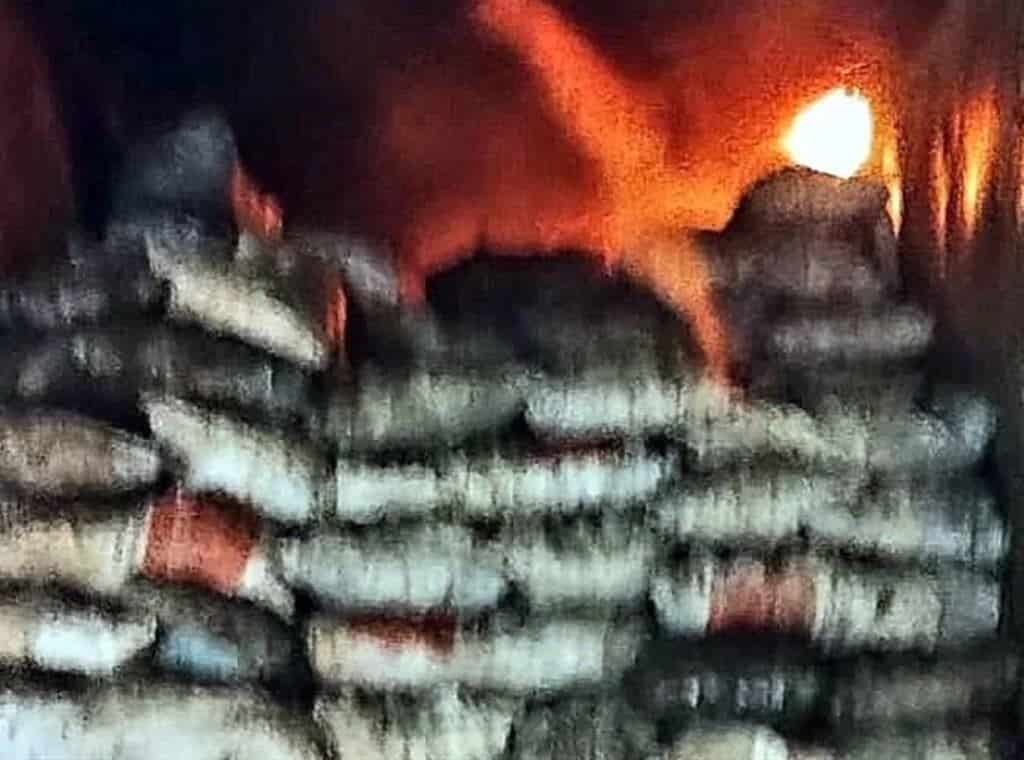 La caja de un tráiler cargada con más de siete toneladas de carbón comercial, se incendió cuando era transportado hacia el municipio de García.