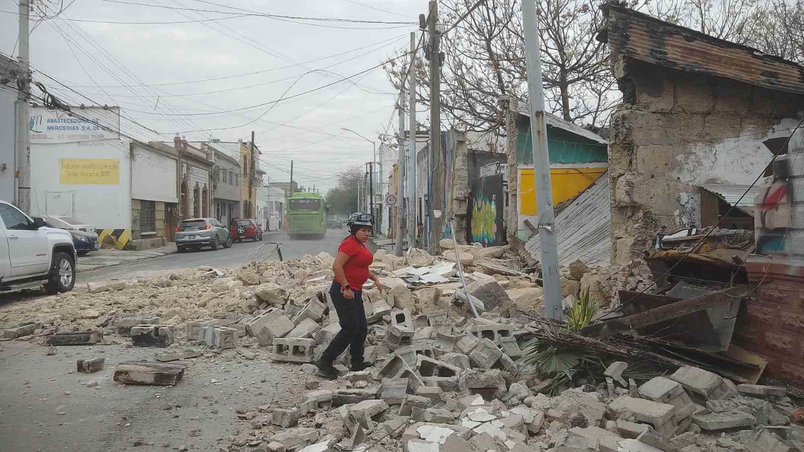 El derrumbe de dos casas antiguas en el centro de Monterrey, movilizó a elementos de Protección Civil del Estado y municipio, así como del Estado, sin que se reportaran lesionados.