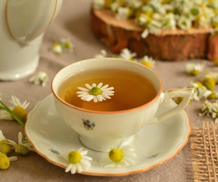 Los beneficios de beber té de clavo de olor con manzanilla