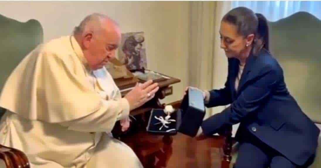 Sheinbaum pide a Papa Francisco bendecir una rosa de plata