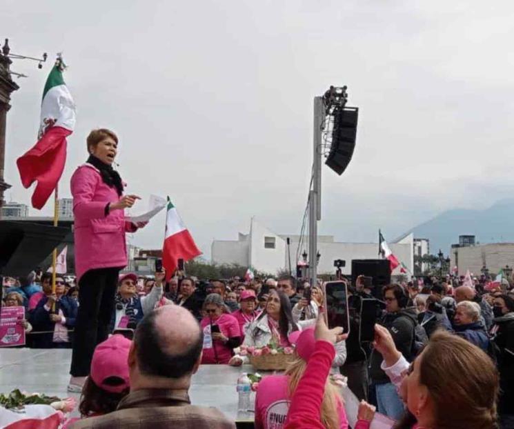 Demandan regios cuidado al voto y a la salud con marcha en Monterrey