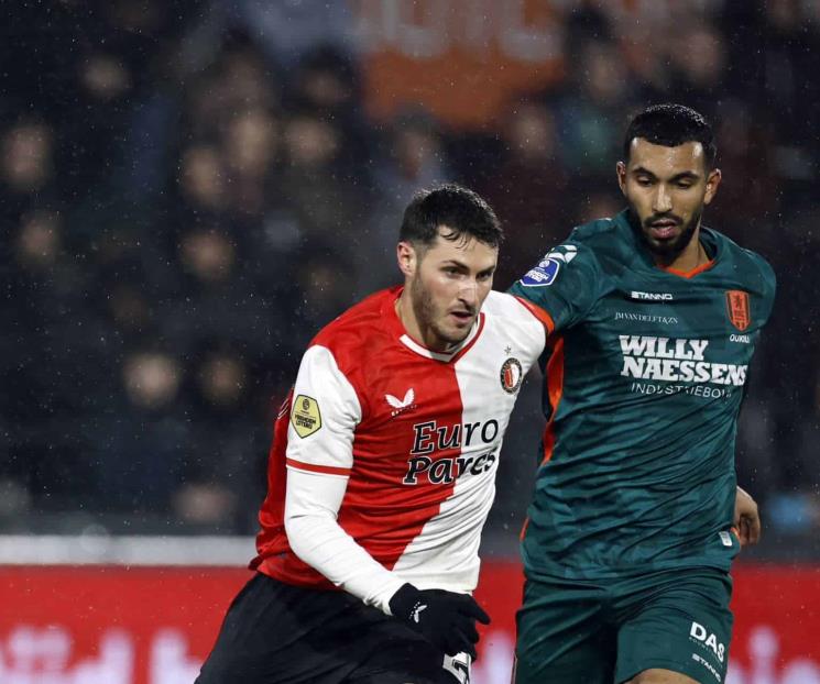 Gana el Feyenoord, pero continúa Santi Giménez sin marcar