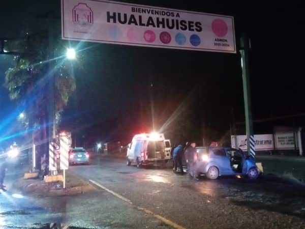 El conductor de un vehículo resultó lesionado luego de estrellarse contra la estructura del anuncio que da la bienvenida al municipio de Hualahuises, al sur de Nuevo León.