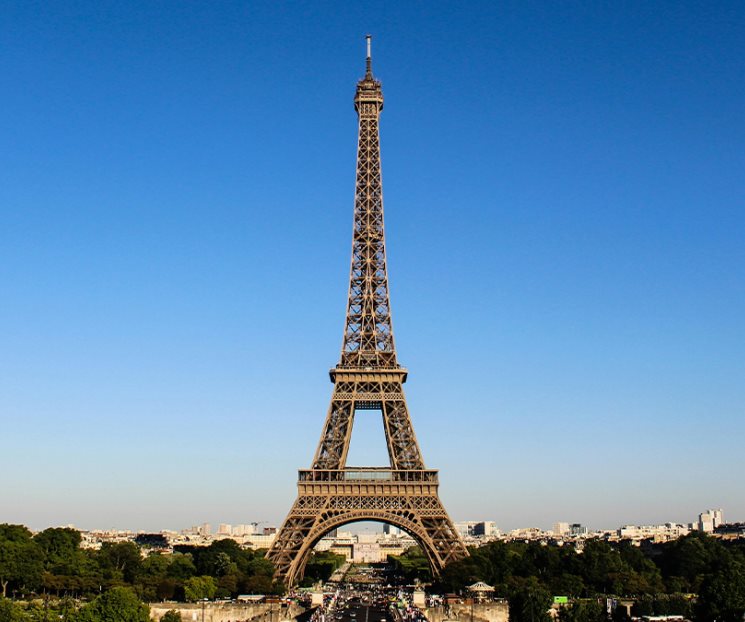 Crean con madera réplica de la Torre Eiffel de 16 metros