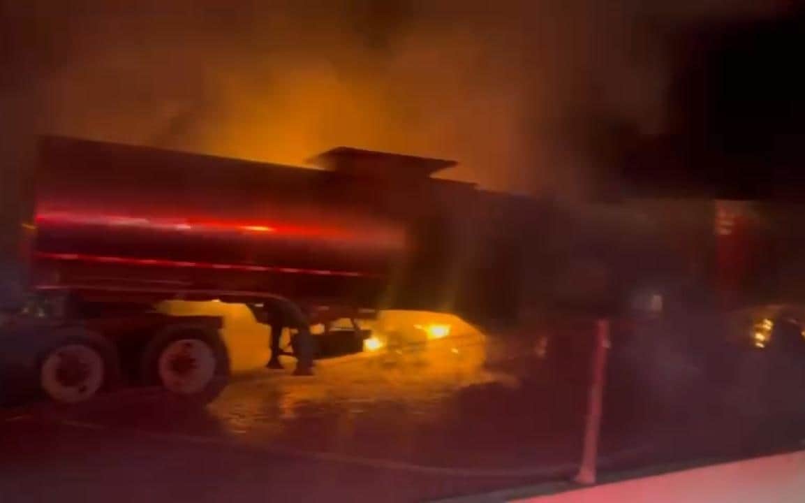 El choque de un camión con chatarra contra un tráiler doble pipa que llevaba leche y un tractor tipo nodriza con cuatro camionetas, que posteriormente se incendiaron, llevó al cierre de la Autopista a Saltillo en dirección a Monterrey, ayer en el municipio de Santa Catarina.