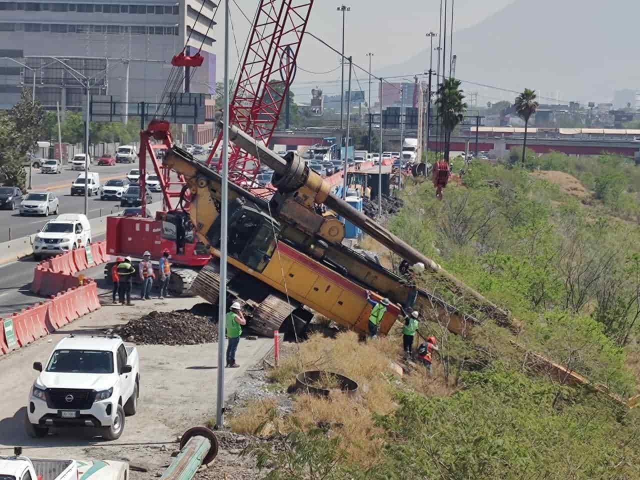 Después de efectuar una maniobra, una máquina utilizada en las obras de la Línea 4 del Metro se ladeó a punto de volcar al lecho del Río Santa Catarina, por el lado de la Avenida Constitución, en el centro de Monterrey.