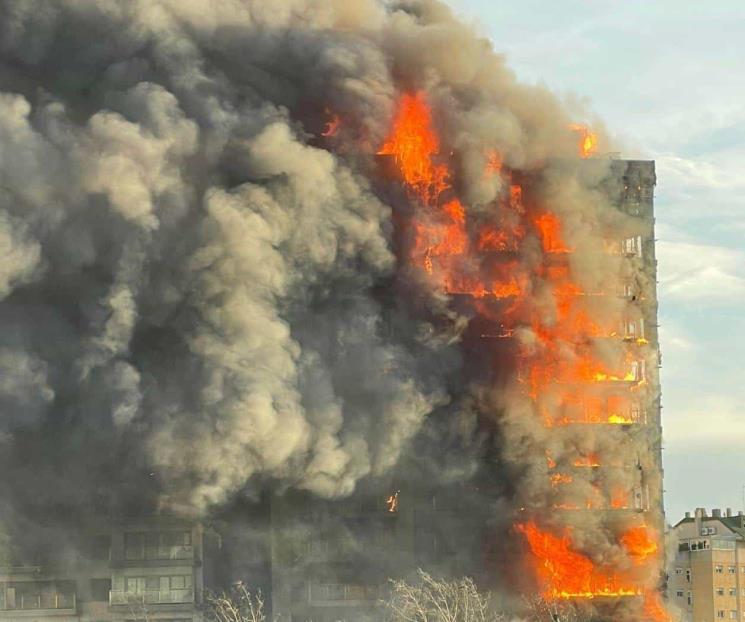 Fuerte incendio en edificio de Valencia deja al menos 10 muertos