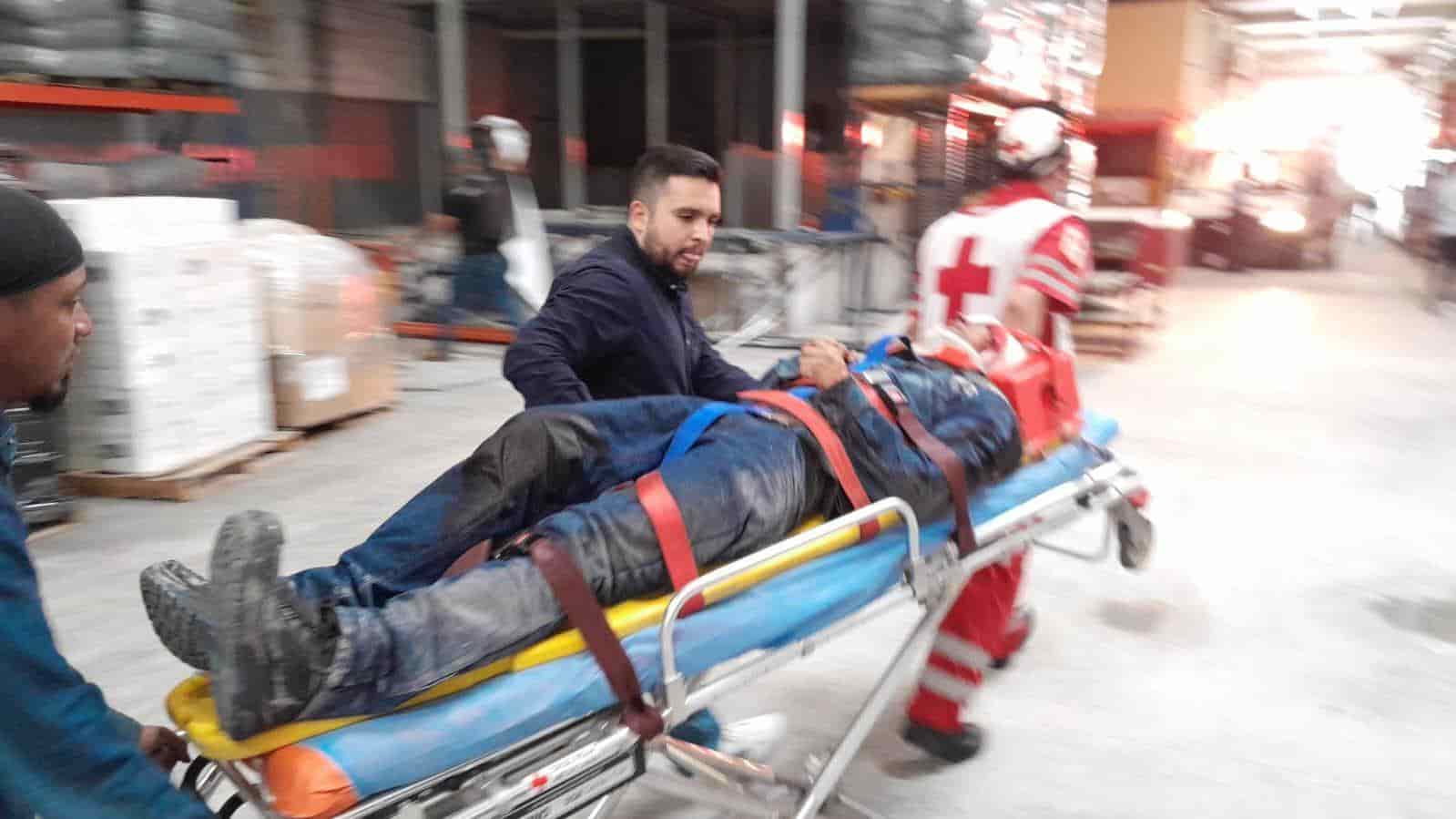 Un trabajador termino con lesiones graves, después de desplomarse de una altura de 12 metros, cuando daba mantenimiento al techo de una bodega en la Colonia Buenos Aires en esta ciudad.