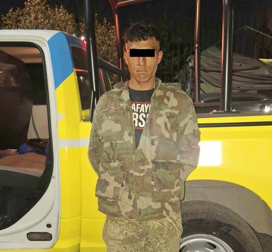 Un hondureño vestido con ropa militar fue detenido por oficiales de la Policía de Monterrey, luego de presuntamente encontrarle un arma de fuego y hierba verde con las características de la marihuana, la madrugada de ayer en la Colonia Industrial.
